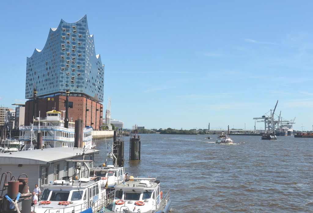 Elbphilharmonie linksseitig, davor ein paar Boote. Mittig und rechts, ein weiter Blick über die Elbe.
