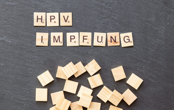 "HPV-Impfung" als Text, der aus Scrabble-Steinen" gelegt wurde.