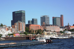 Die Neue Skyline von Hamburg, alias Hafenkrone - mit Empire Riverside Hotel, DWI-Turm und Atlantic-Haus, im Hintergrund die Tango-Türme an der Reeperbahn.