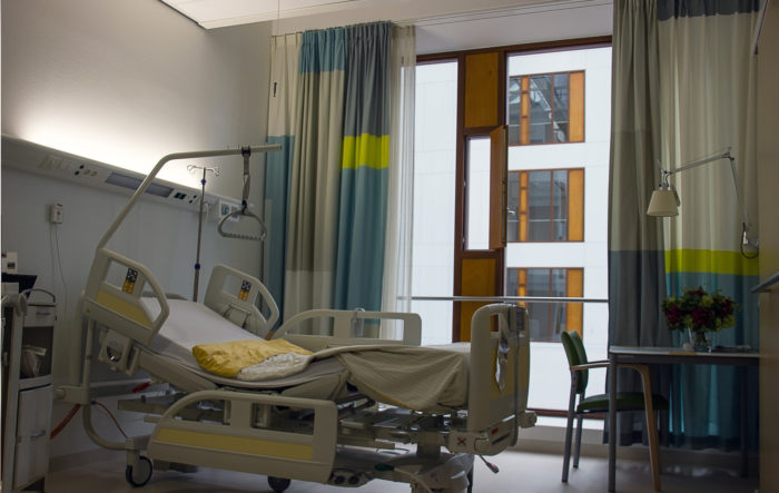 Blick in ein Krankenhauszimmer mit einem Bett